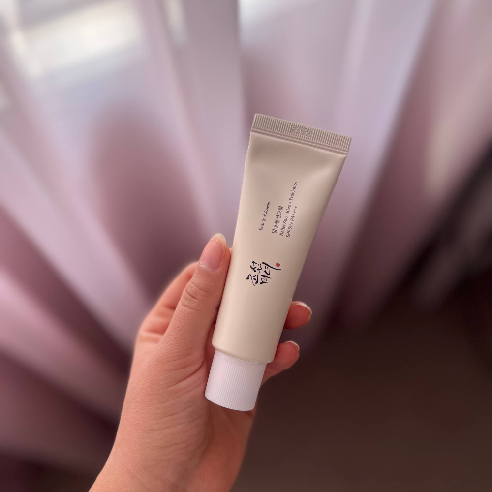 کرم ضدآفتاب بی رنگ صورت بیوتی آف جوسان SPF 50 مخصوص پوست خشک حجم ۵۰ میلی لیتر 4 کرم ضدآفتاب بی رنگ صورت بیوتی آف جوسان SPF 50 مخصوص پوست خشک حجم ۵۰ میلی لیتر
